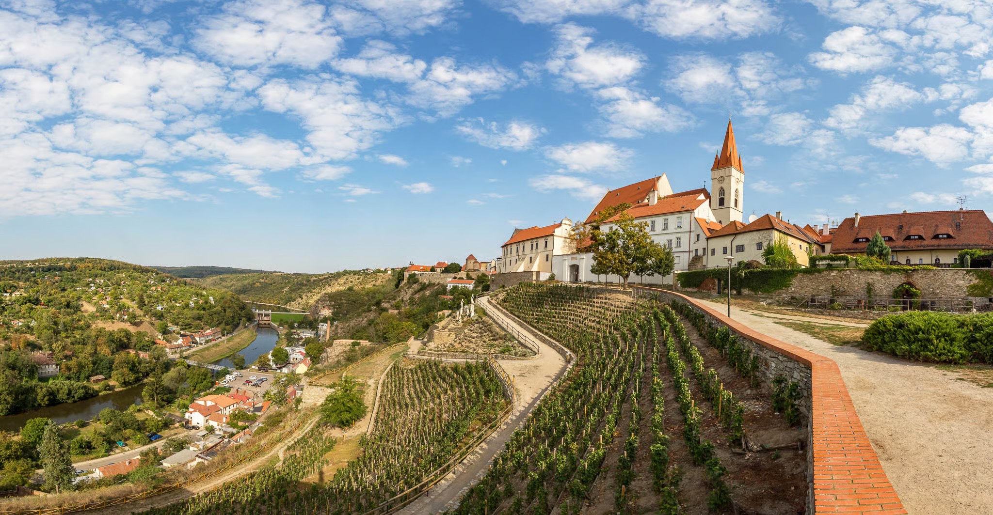 Pohled na znojemský hrad, kostel svatého Mikuláše a vinice nad řekou Dyjí