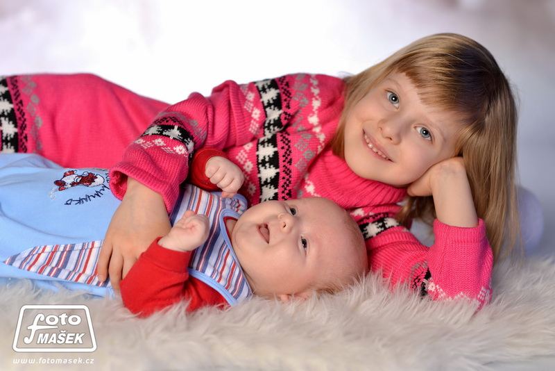 Sestra s miminkem při rodinném focení